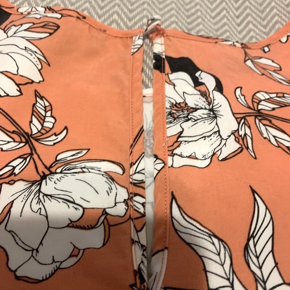 Madison Curvy peach top with b&w floral print. Keyhole back button closure. 3X. - Picture 3 of 6